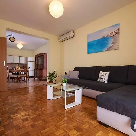 Apartman Lara *